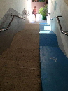 Treppe mit Rollstuhl-Rampe